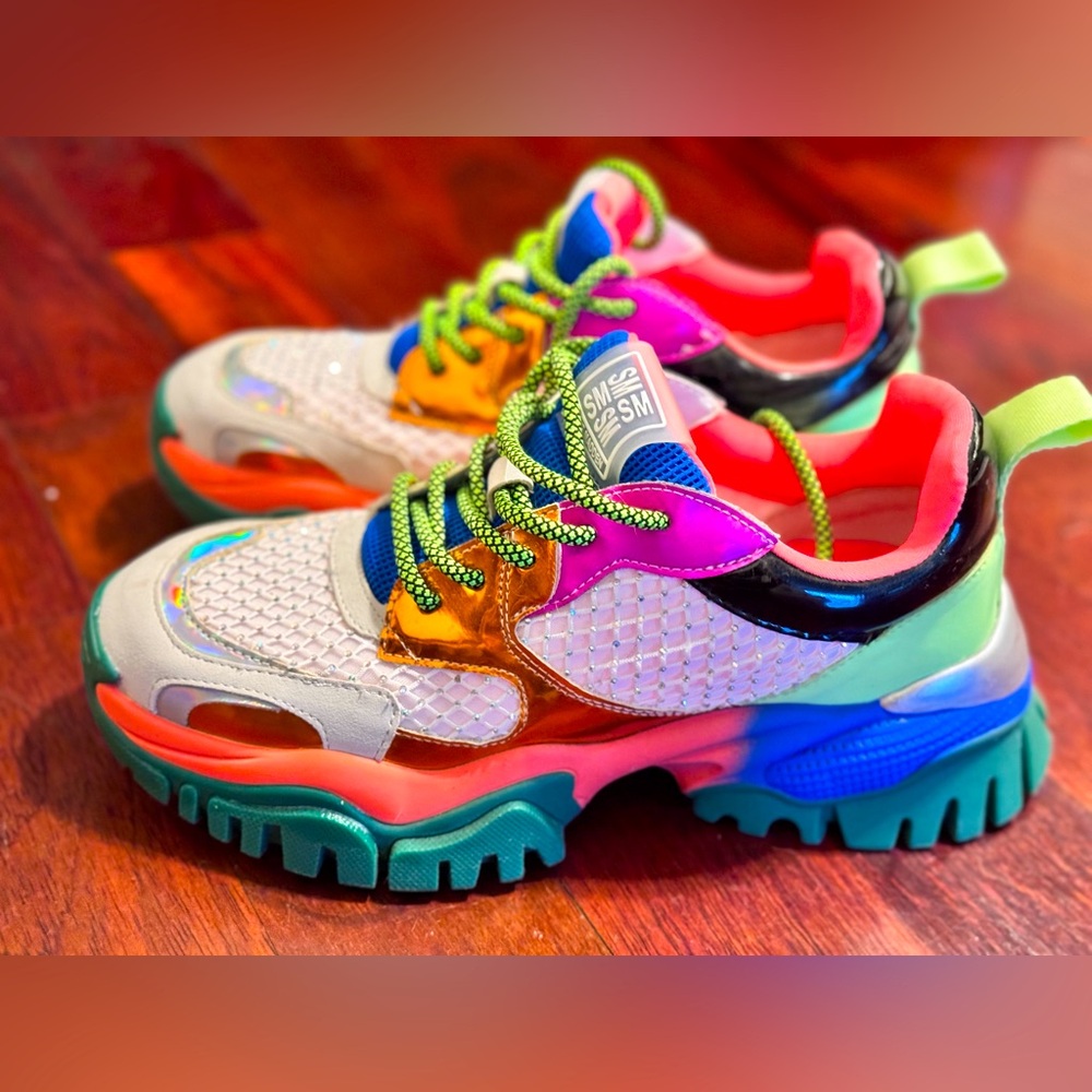Steve madden “ thrilling” sneakers